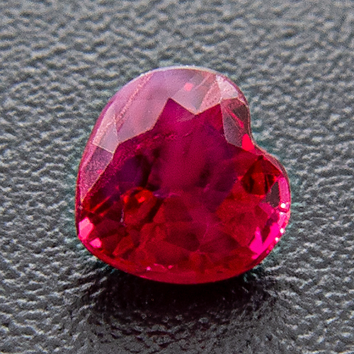 Ruby from Myanmar. 1 Piece. Heart, distinct inclusions