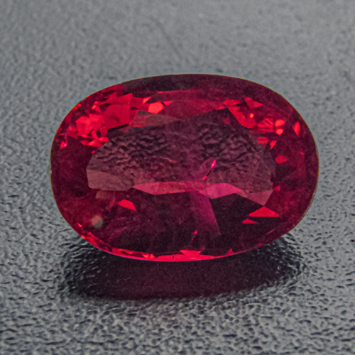 Ruby from Myanmar. 1 Carat. Oval, small inclusions