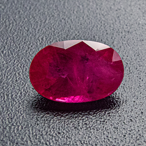 Ruby from Myanmar. 1 Piece. Oval, very distinct inclusions