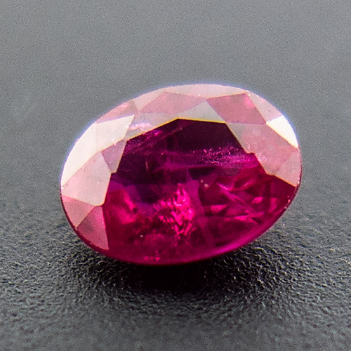 Ruby from Myanmar. 1 Piece. Oval, distinct inclusions
