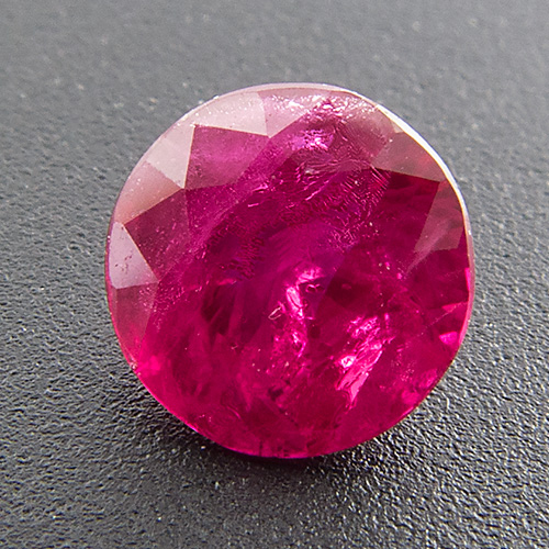 Ruby from Myanmar. 1 Piece. Brilliant, very distinct inclusions