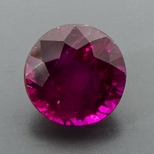 Ruby from Mozambique. 1 Carat. Round, very distinct inclusions