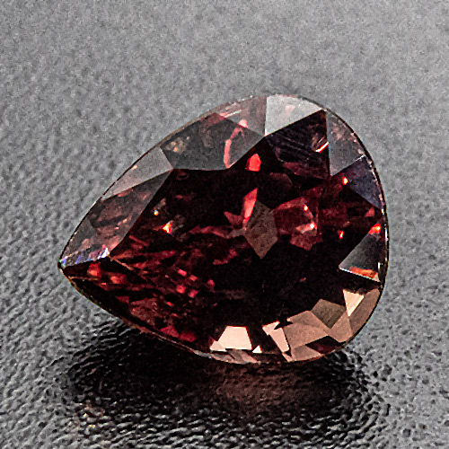 Rubin aus Mosambik. 0,79 Karat. Kleine, gut kristallisierte Mineraleinschlüsse beweisen, dass dieser Stein keiner Hochtemperaturbehandlung unterzogen wurde. Gefunden und geschliffen in den späten 1980er Jahren