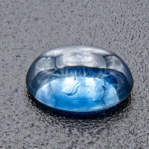 Sapphire from Thailand. 1 Piece. Distinctly colour zoned