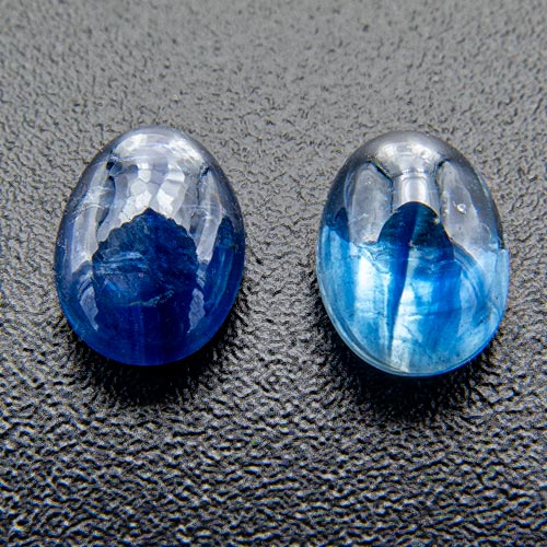 Sapphire from Thailand. 1 Piece. Available in light and dark colour. Please specify when ordering.
Strongly colour zoned