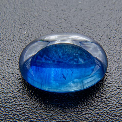 Sapphire from Thailand. 1 Piece. Distinctly colour zoned
