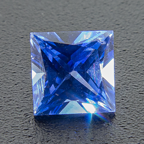 Sapphire from Sri Lanka. 1 Piece. Square Princess, very small inclusions