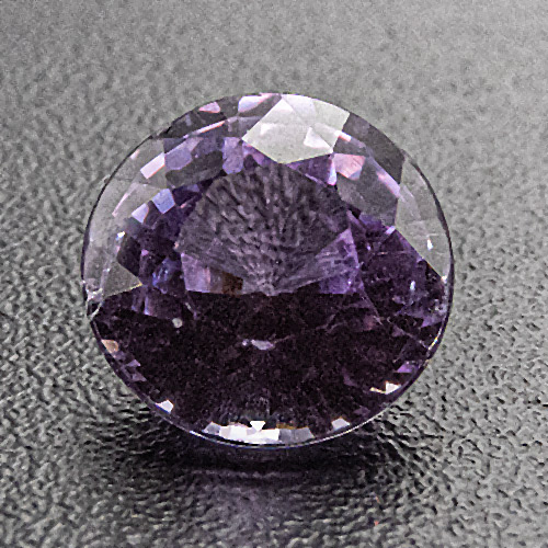 Purple Sapphire from Madagascar. 1 Piece. Slight deviations in colour possible