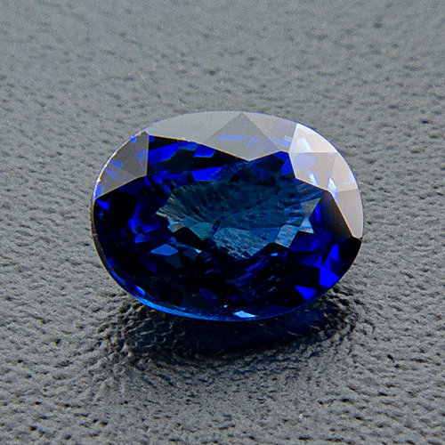 Sapphire from Madagascar. 1 Piece. Oval, very small inclusions