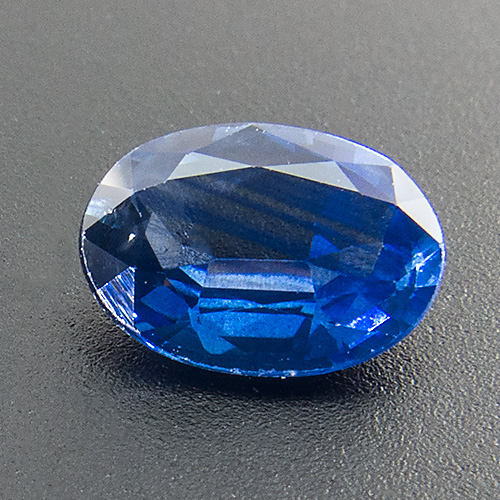 Sapphire from Thailand. 1 Piece. Oval, small inclusions