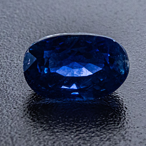 Sapphire from Sri Lanka. 0.9 Carat. Oval, very small inclusions