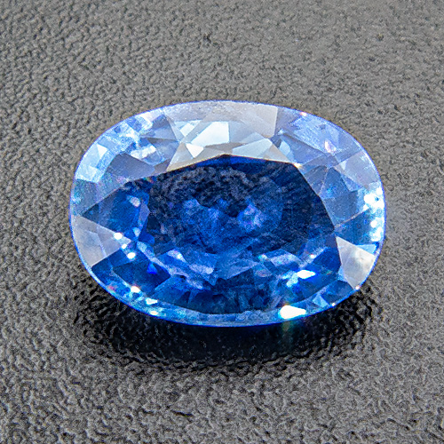 Sapphire from Madagascar. 1 Piece. Oval, small inclusions