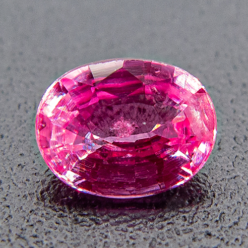 Pink Sapphire from Tanzania. 1 Piece. Oval, small inclusions
