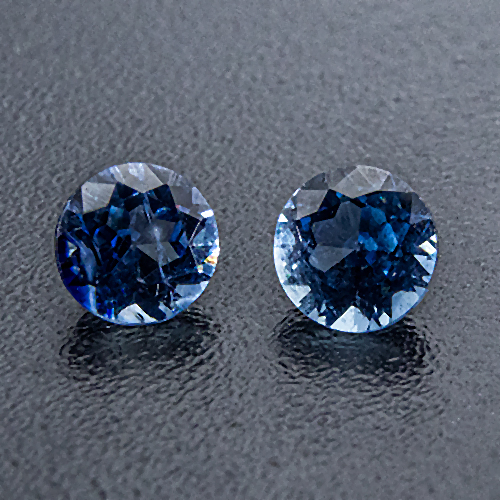 Sapphire. 0.35 Carat. Very nice pair despite the difference in clarity (small inclusions and distinct inlcusions)