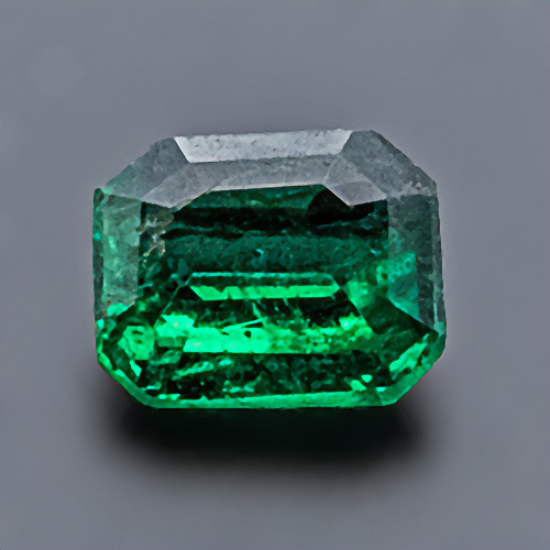 Smaragd aus Brasilien. 0,12 Karat. Smaragdschliff, sehr deutliche Einschlüsse