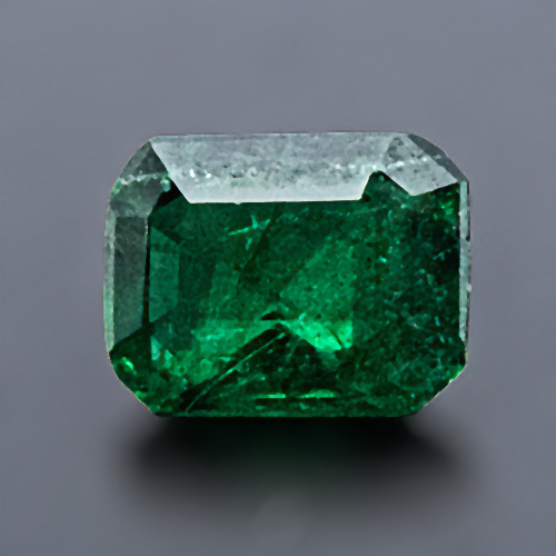 Smaragd aus Brasilien. 0,16 Karat. Smaragdschliff, sehr deutliche Einschlüsse