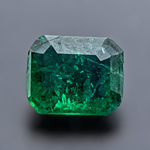 Smaragd aus Brasilien. 0,18 Karat. Was aussieht wie Kratzer, sind an die Oberfläche reichende Einschlüsse