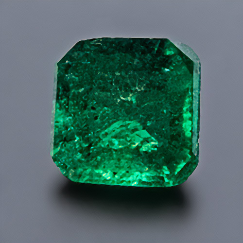 Smaragd aus Brasilien. 0,19 Karat. Smaragdschliff, sehr, sehr deutliche Einschlüsse