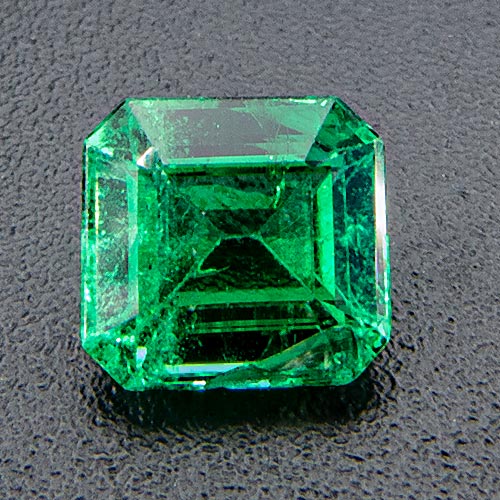 Smaragd aus Sambia. 0,64 Karat. Smaragdschliff, deutliche Einschlüsse
