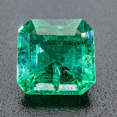Smaragd aus Sambia. 0,88 Karat. Smaragdschliff, sehr deutliche Einschlüsse