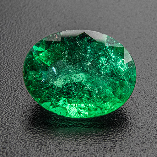 Emerald from Zambia. 1.85 Carat. Oval, small inclusions