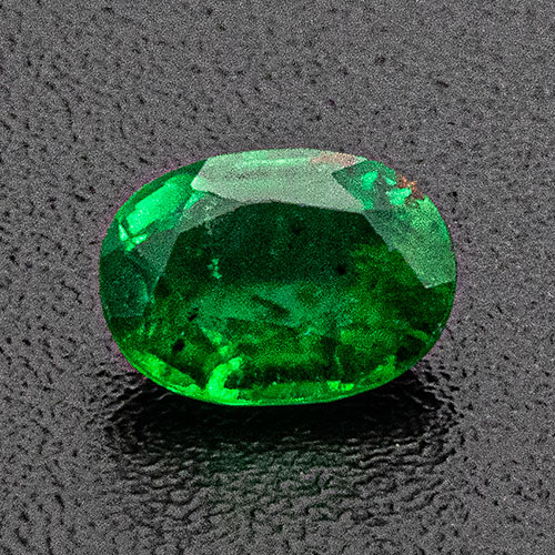 Emerald from Zambia. 1 Piece. Oval, very distinct inclusions