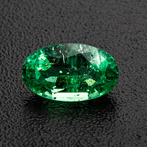 Emerald from Brazil. 1 Piece. Oval, distinct inclusions