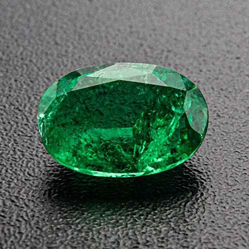 Smaragd aus Sambia. 1 Stück. Oval, kleine Einschlüsse
