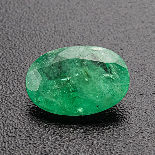 Emerald from Brazil. 1 Piece. Oval, very, very distinct inclusions