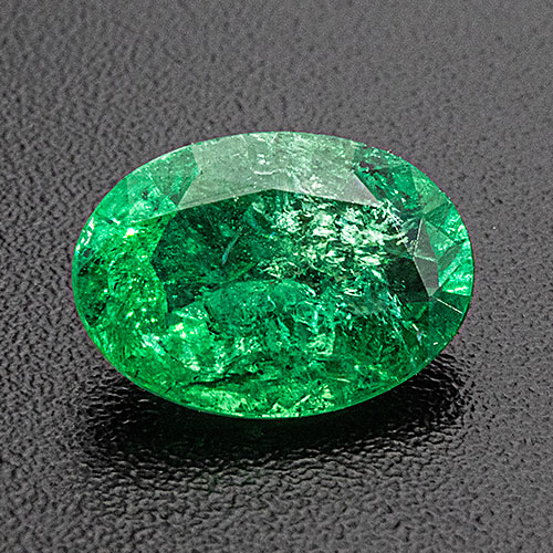 Smaragd aus Sambia. 1 Stück. Oval, deutliche Einschlüsse