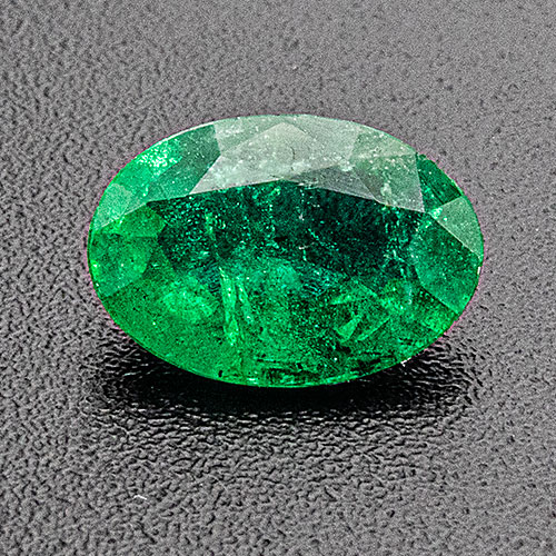 Smaragd aus Sambia. 1 Stück. Oval, kleine Einschlüsse