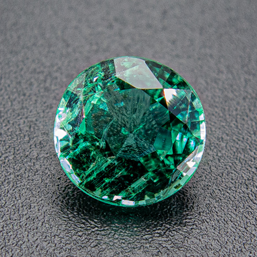 Smaragd aus Sambia. 1,14 Karat. Runde Smaragde dieser Größe und Reinheit sind ziemlich selten und schwierig zu bekommen.