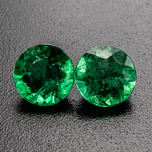 Emerald from Brazil. 1.15 Carat. Very good, vivid pair, well matched, fine colour