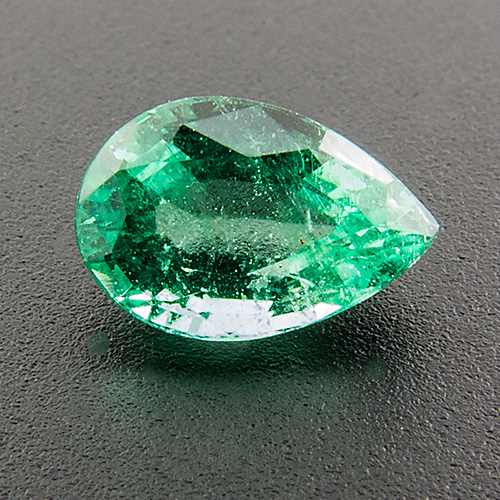 Emerald from Zambia. 1 Piece. Pear, distinct inclusions