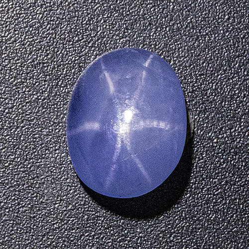 Sternsaphir aus Sri Lanka. 3,03 Karat. Schöne Farbe, sehr scharfer Stern - Prachtexemplar