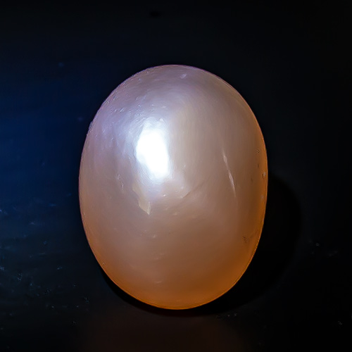 Moonstone from India. 12.5 Carat. Beautiful high-domed cabochon, attractive peach colour, shows a nice 4-rayed star in sunlight or spotlight (muich better than depicted)