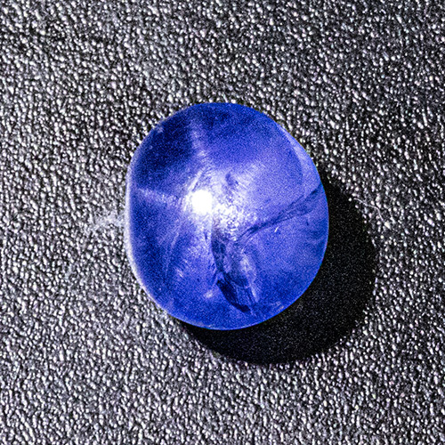 Sternsaphir aus Sri Lanka. 1,98 Karat. Vollständiger, gut zentrierter Stern, ungewöhnlich hohe Transparenz, sehr gute Farbe