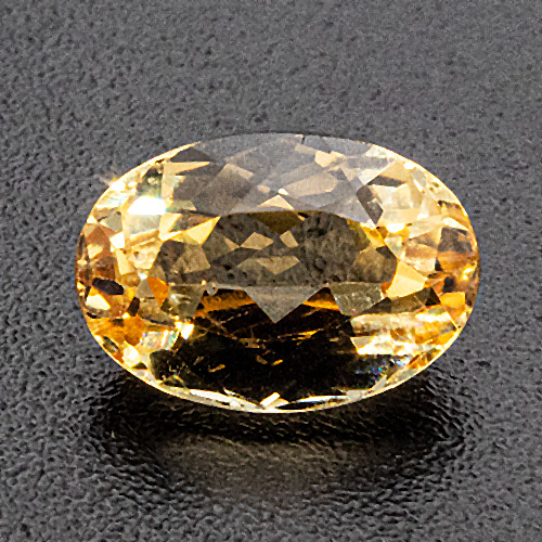 Golden topaz from Brazil. 1 Carat. Oval, very small inclusions